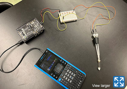 Image showing how to connect a TI-Nspire calculator with the TI-Innovator hub, TI-Innovator Breadboard Pack or Detector Builder kit to the conductivity sensor.