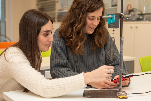 Ann-Kathrin Coenen (à esquerda) e Evelyn Blocken fazem uma experiência de Física em que medem a extensão e a força de uma mola (Lei de Hooke).